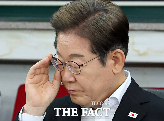 면담에 앞서 자료 확인하는 이재명 대선 후보.