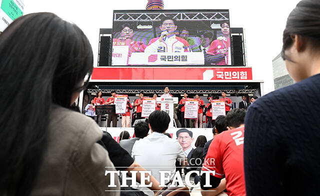 윤석열 리스크를 털어낸 국민의힘의 다음 목표는 지지율 반등이다. 김문수 대선 후보의 지지율이 일정 수준을 넘겨야만 반(反)이재명 빅텐트 논의를 해볼 만하다는 판단에서다. 사진은 김 후보가 19일 오전 서울 중구 청계광장에서 청년이 바라는 대한민국 정책 공약을 발표하고 있는 모습. /임영무 기자