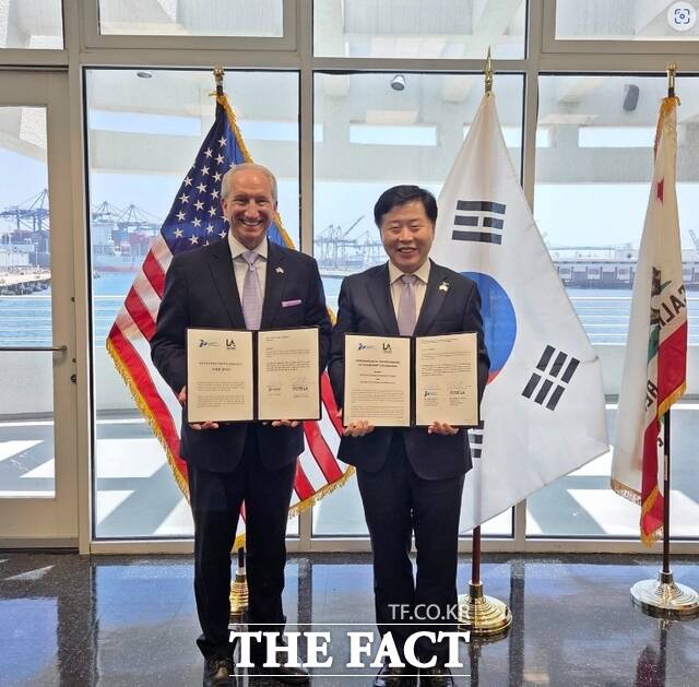 16일(현지시각) 미국 로스엔젤레스 항만청에서 인천항만공사 이경규 사장(오른쪽)과 유진 세로카(Eugene D. Seroka) 로스앤젤레스항만청장이 자매항 업무협약에 서명한 후 기념 촬영을 하고 있다/인천항만공사