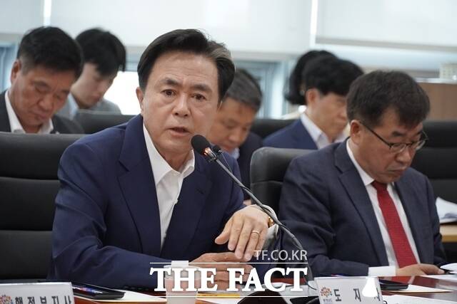 김태흠 충남도지사가 19일 도청 중회의실에서 열린 도청 주요현안 추진상황 점검회의에서 충남·대전 행정통합 특별법이 올해 정기국회 때 논의될 수 만전을 기해 줄 것을 주문하고 있다. /이정석 기자