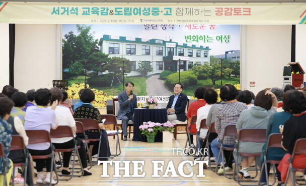 서거석 교육감이 전북도립여성중고 학생들과 공감토크를 갖고 기념 촬영을 하고 있다. /전북도교육청