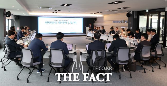 경기도경제과학진흥원 간부들이 19일 고양시 경기창업혁신공간에서 현장 중심 릴레이 간부회의를 하고 있다./경과원