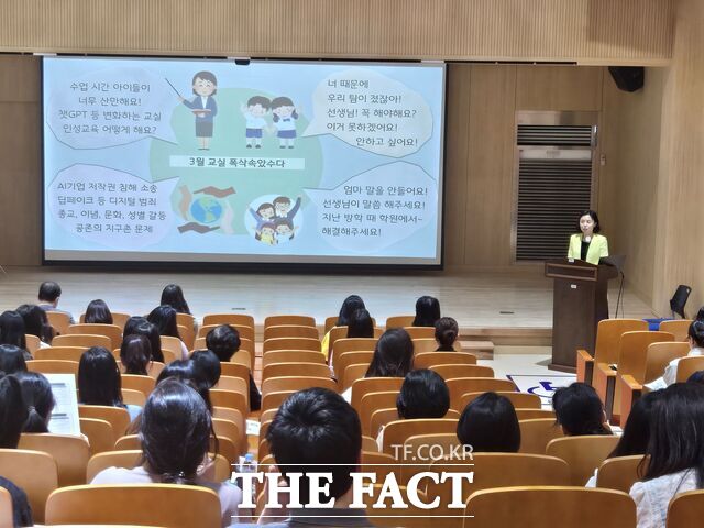 19일 대전교육정보원 다목적 강당에서 교사들을 대상으로 인성교육실천사례연구발표대회 워크숍이 열리고 있다. /대전시교육청