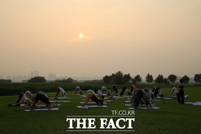 갯골생태공원 선셋 요가 진행 모습 /시흥시