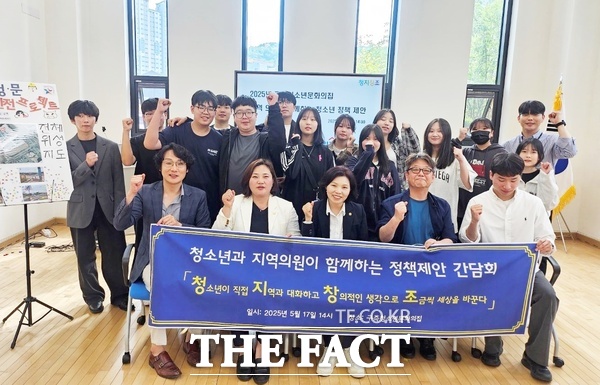 이명숙 대전 유성구의회 의원이 지난 17일 구즉청소년문화의집에서 마련한 지역 청소년들과의 간담회 자리에 참석해 청소년들의 건강한 성장과 미래 설계를 위한 소통의 시간을 가졌다./유성구의회