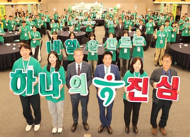 하나금융그룹은 지난 16일 오후 명동사옥 대강당에서 사회혁신기업과 고용 취약계층을 연결하는 2025 하나 파워 온 혁신기업 인턴십 출발행사를 가졌다. 이날 출발행사에 참석한 함영주 하나금융그룹 회장(오른쪽 세 번째)이, 김민석 고용노동부 차관(오른쪽 네 번째), 정승국 한국사회적기업진흥원장(맨 오른쪽), 사회혁신기업 대표 및 인턴 참가자들과 함께 기념촬영을 하고 있다. /하나금융그룹