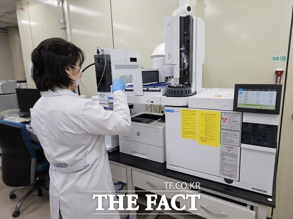 대전보건환경연구원 관계자가 토양 시료를 분석하고 있다. /대전시