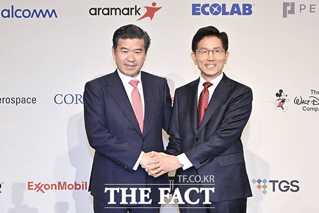 기념촬영하는 김문수 후보와 제임스 김 주한미국상공회의소(암참) 회장.