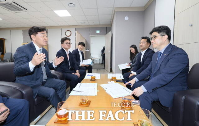 김관영 전북도지사(사진 왼쪽)가 김성섭 중소벤처기업부 차관을 만나 지방 소멸을 극복하고 새로운 성장 거점으로 자리잡기 위해 정부의 전략적 투자와 시급성을 강조하고 있다. /전북도