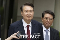  국민의힘 탈당 후 첫 공개 출석...'미소 띤' 윤석열 [TF사진관]