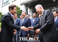  서울 집중유세 앞두고 대한노인회 찾은 이재명 [TF사진관]