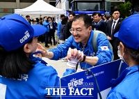  파란 점퍼 입고 활짝 웃는 김상욱 의원 [포토]