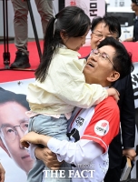  어린이와 함께 미소짓는 김문수 국민의힘 대선 후보 [포토]