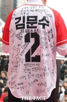  응원글 담긴 옷 입고 청년 정책 발표하는 김문수 후보 [포토]