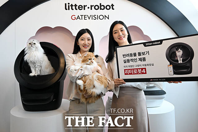 고양이 자동 화장실 리터로봇4가 출시된 20일 오전 서울 강남구 라까사호텔에서 열린 런칭쇼에서 모델들이 제품을 선보이고 있다. /서예원 기자