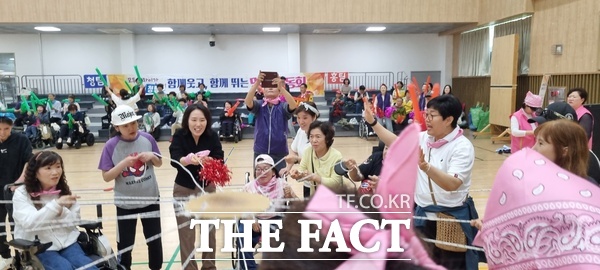 대전여성장애인연대의 부설체인 여성장애인자립지원센터가 20일 유성구에 위치한 장애인체육센터에서 ‘모두의 차이가 빛나는 순간’이라는 주제로 함께 웃고 함께 뛰는 명랑운동회를 개최했다./대전여성장애인연대