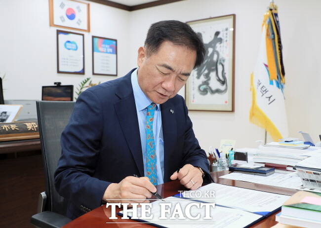 정장선 평택시장이 지난 14일 집무실에서 크로아티아 폴라 폴라시와 우호교류 합의서에 서명하고 있다./평택시