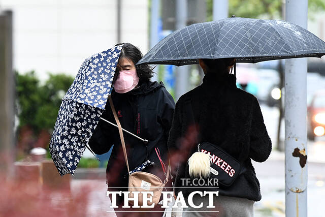 21일 전국 대부분 지역에 소나기가 예상되며 천둥과 번개에 유의해야겠다. /서예원 기자