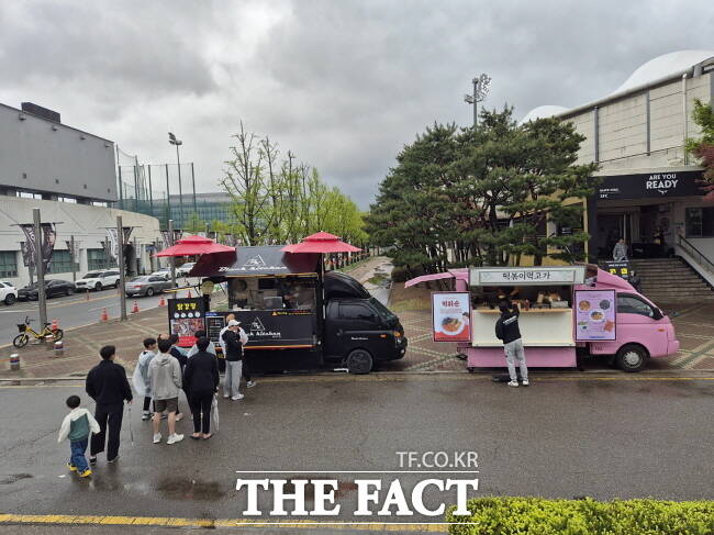 성남FC 홈구장인 탄천종합운동장 내 푸드트럭 전경 /성남시