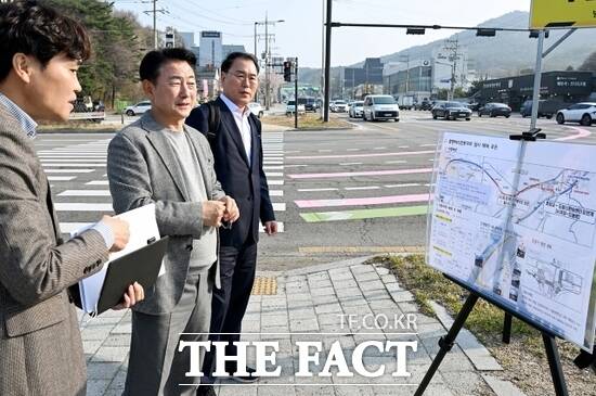 김동근 경기 의정부시장(왼쪽 2번째)이 지난 4월 16일 신평화로 중앙버스전용차로 일시 해제 현장을 찾아 현황을 살피고 있다./의정부시