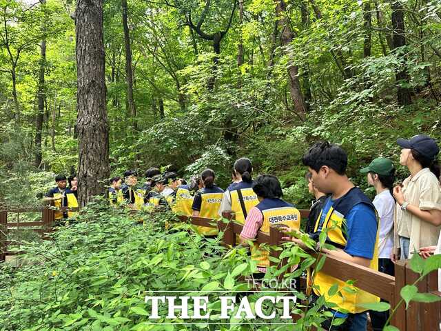 20일 대전특수교육원에서 관내 초·중·고 특수학급 및 특수학교 학생을 대상으로 장애학생 숲 체험 프로그램을 진행하고 있다. /대전시교육청