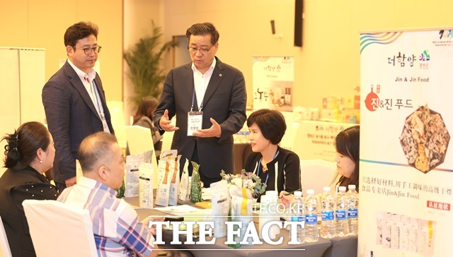 진병영 함양군수(오른쪽)가 중국 베이징 현지 수출상담회에서 바이어들에게 지역 농식품에 대해 설명하고 있다./함양군