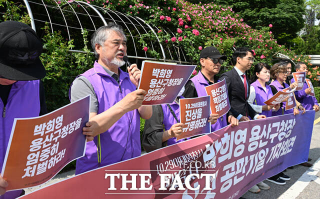 10.29 이태원 참사 부실 대응으로 기소돼 원심에서 무죄를 받은 박희영 용산구청장의 항소심 첫 재판이 열린 20일 오후 서울 서초구 서울고등법원 앞에서 이태원 참사 유가족협의회가 박 구청장의 엄벌을 촉구하는 기자회견을 하고 있다. /이새롬 기자