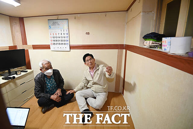 김문수 국민의힘 대선 후보(가운데)가 20일 서울 영등포 쪽방촌을 방문해 한 어르신과 이야기를 나누고 있다. /임영무 기자