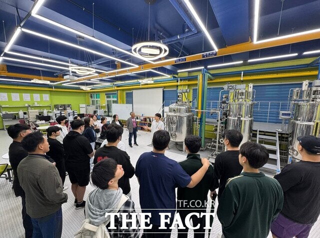 한국폴리텍대학 바이오캠퍼스를 찾아 실습 교육을 진행하고 있는 충남도립대 스마트팜학과 학생들 모습. /충남도립대