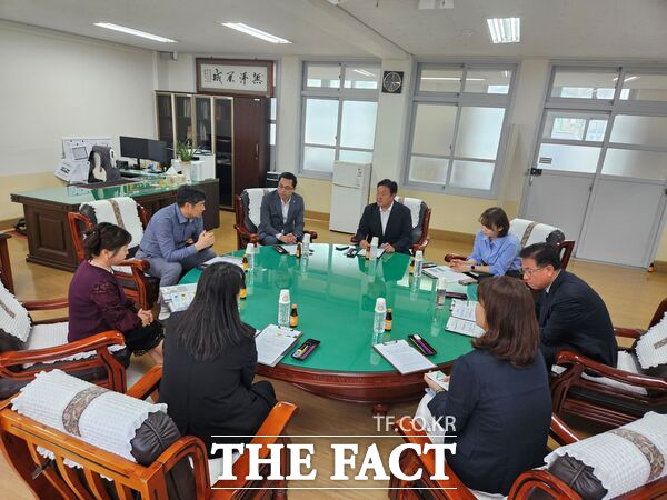 송인석 대전시의회 의원이 19일 박희조 동구청장과 함께 충남중학교를 방문해 노후화된 냉난방기 현황 등 개선사항을 청취하고 있다./송인석 의원