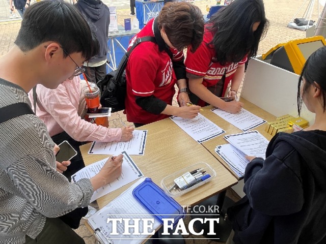 지난 5월 13일(화) 인천SSG랜더스필드에서 열린 ‘내 응원의 함성을 스포츠토토와 함께‘ 행사에 시민들이 참여하고 있다./스포츠토토