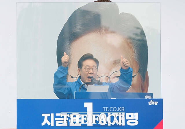국민의힘이 20일 이재명 더불어민주당 대선 후보의 유세 현장에 등장한 방탄 유리막을 두고 이재명의 정치쇼가 절정에 달했다고 직격했다. 사진은 이 후보가 19일 오후 서울 영등포구 타임스퀘어 앞에서 열린 유세에서 지지를 호소하고 있는 모습. /배정한 기자