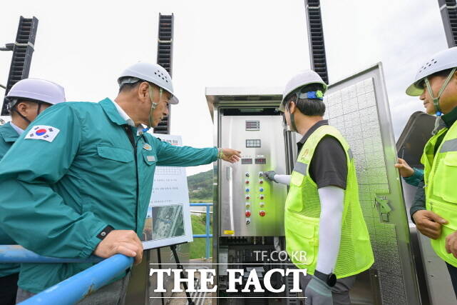 최원철 공주시장이 20일 여름철 우기를 대비해 관내 수문 87개소에 대한 일제 점검을 펼치는 현장을 점거하고 있다. /공주시