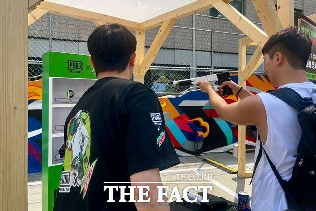 한 참가자가 배틀그라운드 모바일 팝업스토어의 모배 명사수 체험 부스에서 사격 게임에 참여하고 있다. /조소현 기자