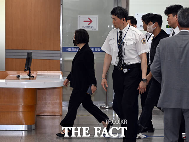 10.29 이태원 참사 부실 대응으로 기소돼 원심에서 무죄를 받은 박희영 용산구청장의 항소심 첫 재판이 열린 20일 오후 서울 서초구 서울고등법원에서 박 구청장이 재판을 마친 뒤 법원을 빠져나가고 있다. /이새롬 기자