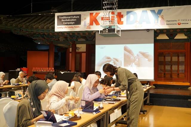 지난 19일 서울 잠실 국가유산체험센터에서 열린 농심 케잇데이에서 말레이시아 유학생들이 한국 무형문화를 체험하고 있다. /농심