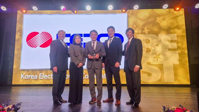 안중은 한국전력 경영관리부사장 등이 19일(현지 시간) 미국 워싱턴에서 열린 ATD 2025 Awards Ceremony에서 공기업 최초로 ‘HRD BEST Awards‘를 2년 연속 수상하고 기념촬영을 하고 있다. /한국전력