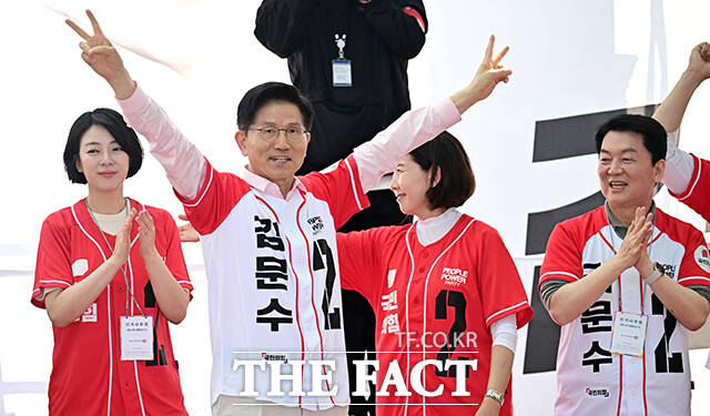 김문수 국민의힘 대선 후보가 20일 이틀 연속 서울 집중 유세를 이어갔다. 김 후보는 이재명 더불어민주당 대선 후보의 유세 현장에 등장한 방탄 조끼와 방탄 유리막을 맹공했다. /임영무 기자