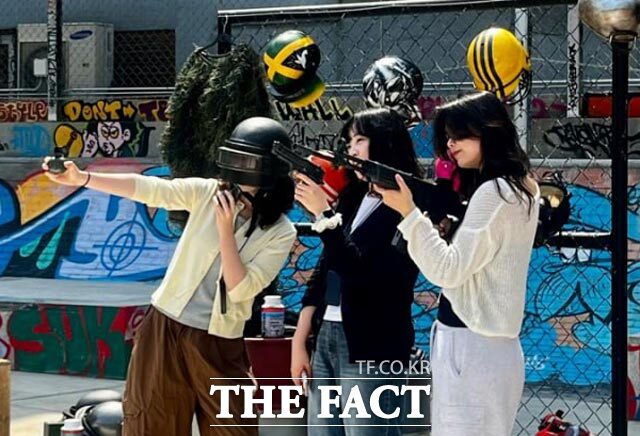 20일 서울 성동구 성수동 PUBG 성수에서 열린 배틀그라운드 모바일 서비스 7주년 기념 팝업스토어에서 관람객들이 배틀그라운드 아이템 헬멧과 총기 모형을 착용한 채 포토존에서 기념사진을 촬영하고 있다. /조소현 기자