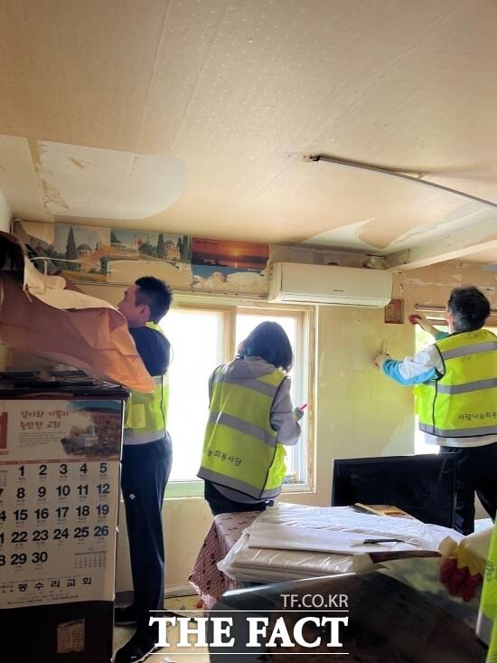 경기 포천시가 추진하는 G-하우징 사업의 일환으로 내촌면 장애인 수급자 가정을 찾은 포천지역건축사회, 포천라이온스클럽, 포천사랑나눔회 등 관계자들이 안방 도배 작업을 하고 있다./포천시