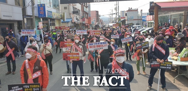 경주시 안강읍 두류공단 산업폐기물 매립장 반대 투쟁위가 시내 행진을 벌이고 있다./ 투쟁위