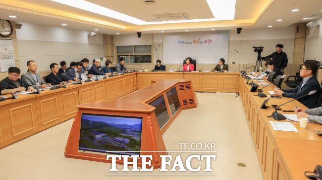 신계용 시장(가운데)이 자원정화센터 현대화사업 최종보고회를 주재하고 있다./과천시