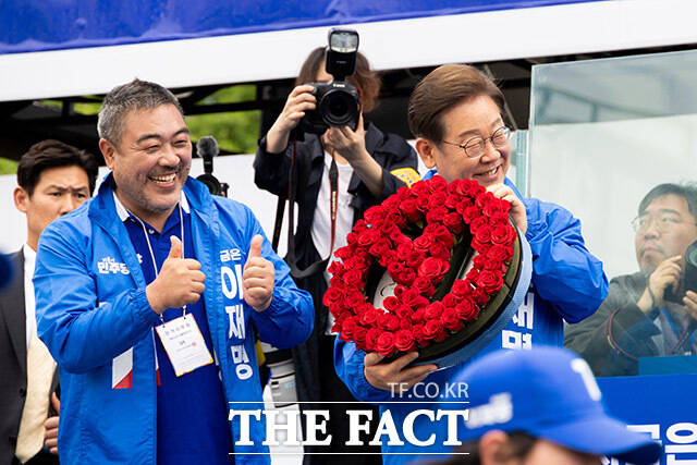 배우 이원종(왼쪽)과 이재명 더불어민주당 대선 후보가 20일 오후 경기도 고양시 일산문화공원에서 장미꽃으로 만든 투표기호를 들어보이며 유세를 펼치고 있다. /고양=배정한 기자