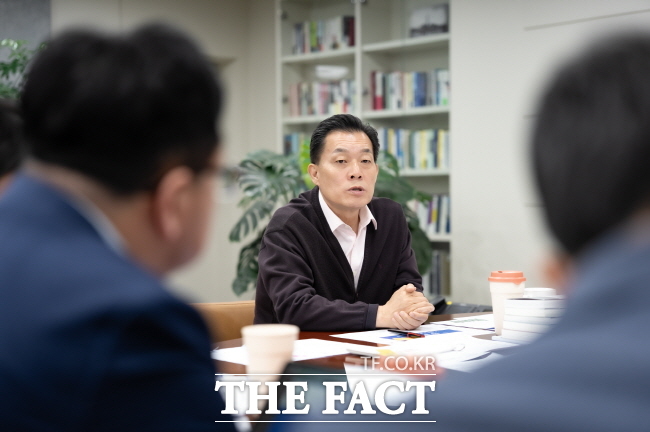 이재준 수원시장이 지난 19일 시청 집무실에서 간부 공무원들과 경제자유구역 관련 종합 추진계획 등을 논의하고 있다. /수원시
