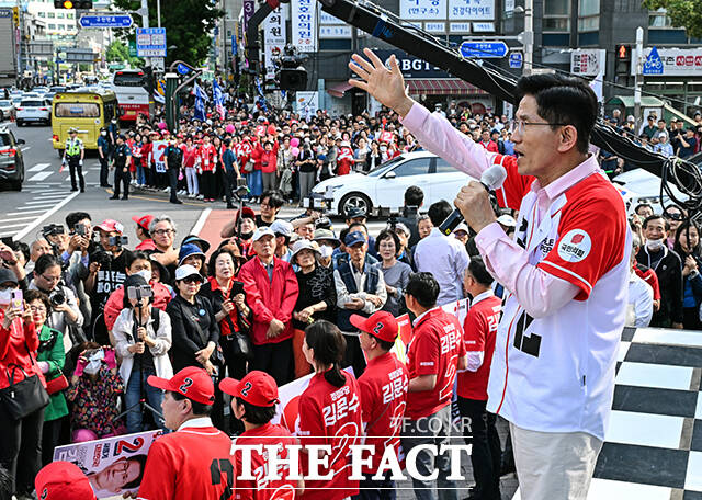김문수 국민의힘 대선 후보가 20일 서울 강동구 광진교 남단사거리를 찾아 시민들의 지지를 호소하고 있다. /임영무 기자