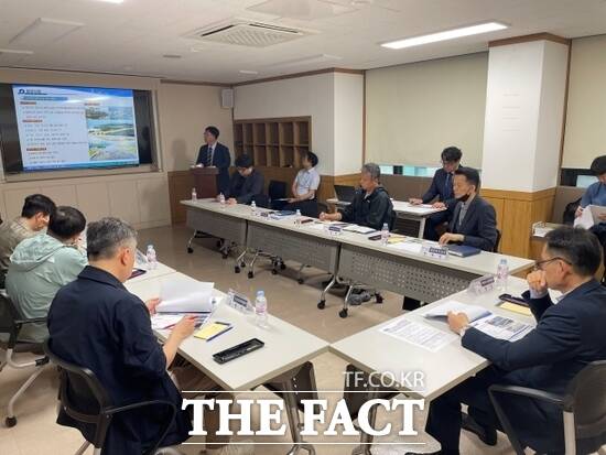 지난 16일 진행된 공릉천 저탄소 수변공원화사업 실시설계용역 착수보고회에 참석한 경기 고양시 관계자들이 시설물 배치 등에 대해 논의하고 있다. /고양시