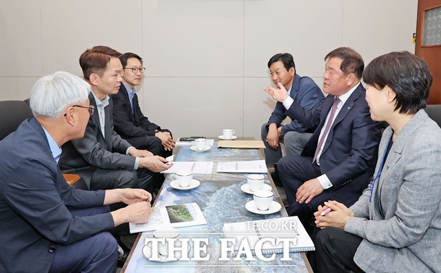 이승화(오른쪽 가운데)산청군수가 내년 국가예산 확보를 위해 정부 세종청사를 방문해 현안사업을 건의하고 있다./산청군