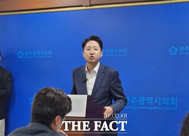 이준석 개혁신당 대선 후보가 이재명 후보의 이른바 호텔경제학을 두고 지난 2009년 인터넷에서 조롱조로 작성된 밈을 근거로 삼은 내용이라고 주장했다. 이 후보가 20일 오후 광주광역시의회에서 기자들의 질문에 답변하고 있다. /서다빈 기자