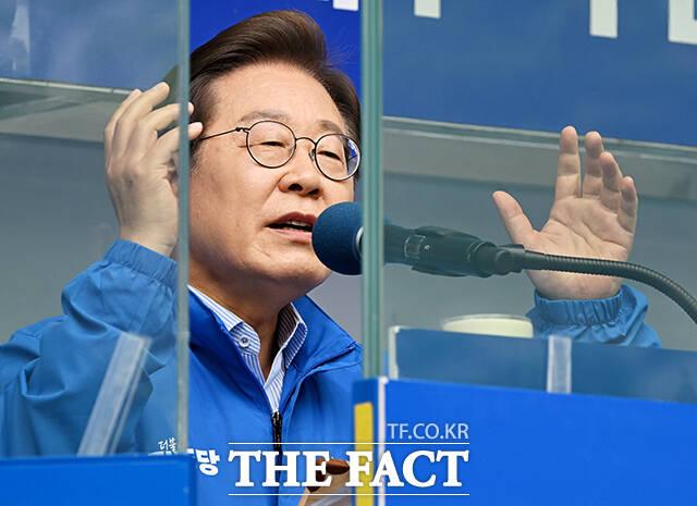 이재명 더불어민주당 대선 후보가 20일 북한 접경 지역인 경기 파주를 찾아 규제 문제에 대해 제도를 바꿔서라도 억울한 일이 없도록 합리적으로 문제를 반드시 해결하겠다고 약속했다. /배정한 기자