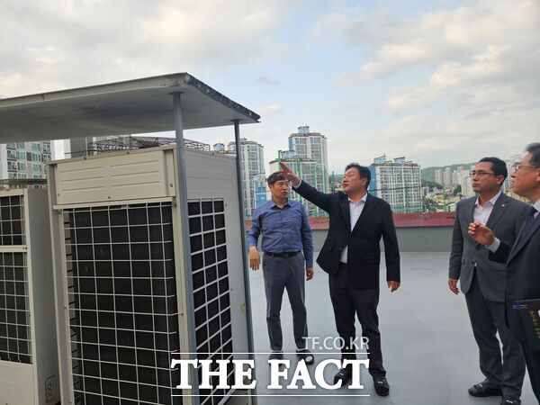 송인석 대전시의회 의원(사진 왼쪽 두 번째)이 19일 박희조 동구청장과 함께 충남중학교를 방문해 노후화된 냉난방기 현황을 점검하고 있다./송인석 의원